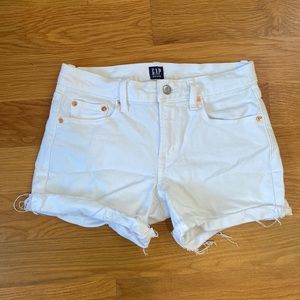 Gap - Womens white cuffed Denim shorts size 0/25 with raw hem